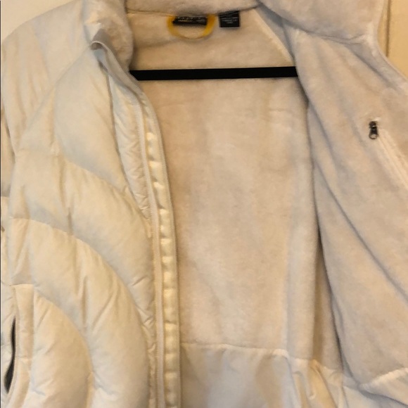 Mountain hardwear white puffer coat! - Picture 2 of 7